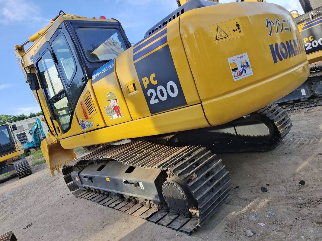 Использованный малый экскаватор Komatsu с оригинальным двигателем и емкостью 0.3 м3 в Дубае