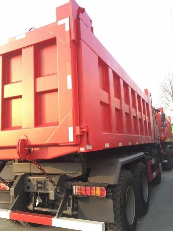 HOWO 6x4 371hp 30 тонн красный грузовик с откидкой с двигателем WEICHAI и 3 пассажира