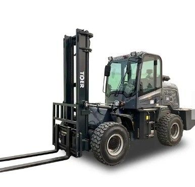 3000 кг грузоподъемности Используемый TDER 4WD всеподобный вилочный погрузчик с двигателем Isuzu или Cummins EPA