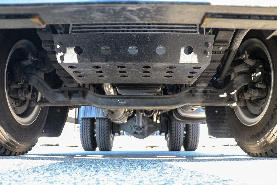 200 л.с. FAW 4x2 с подкатывающим двигателем с ручной трансмиссией и высокомощным топливным баком