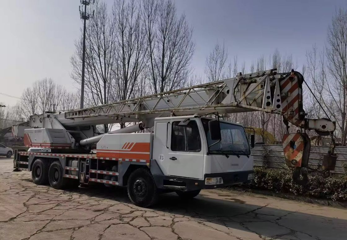 37% Максимальный уровень восхождения Мобильный грузовик 50 тонн QY25V Zoomlion Использованный грузовик