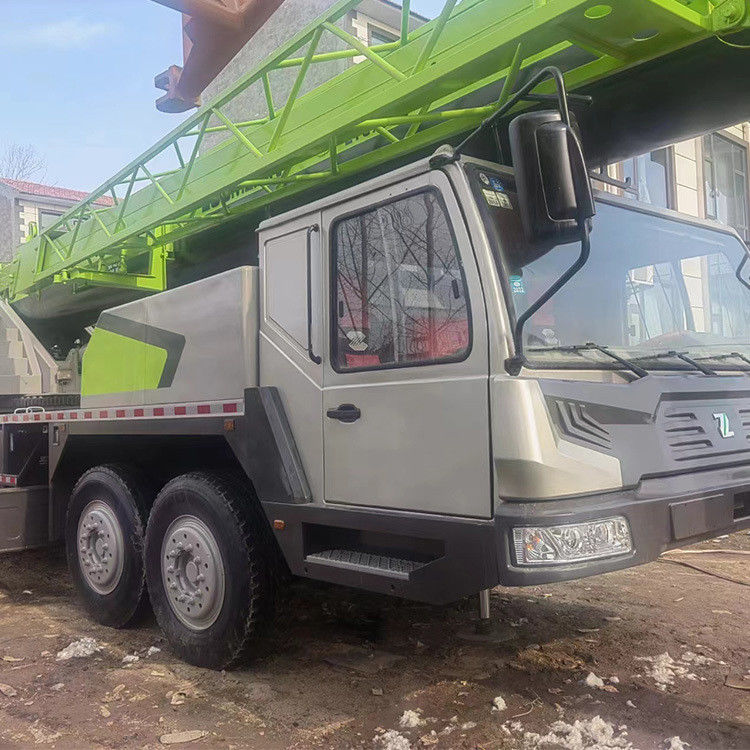 Продажа подержанных грузовых кранов Zoomlion ZTC700V с массой 70 тонн. Подъем груза от другого двигателя