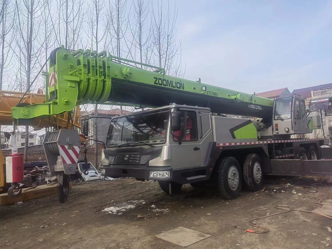 Продажа подержанных грузовых кранов Zoomlion ZTC700V с массой 70 тонн. Подъем груза от другого двигателя