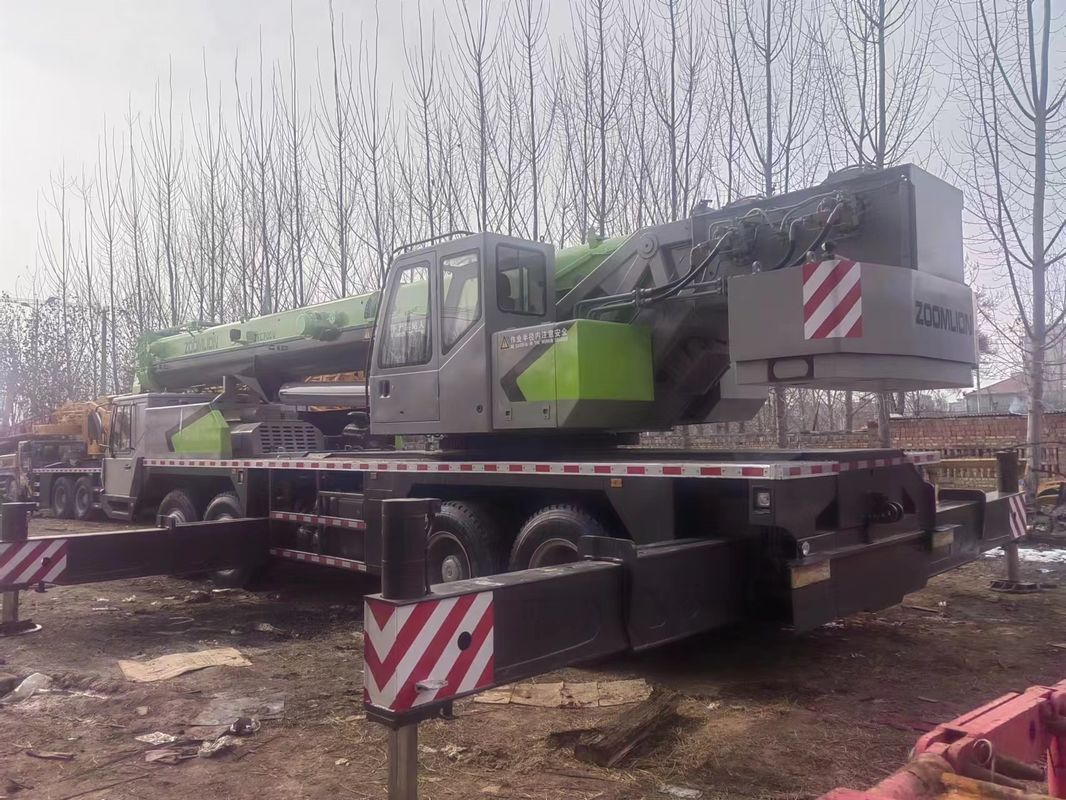 Продажа подержанных грузовых кранов Zoomlion ZTC700V с массой 70 тонн. Подъем груза от другого двигателя