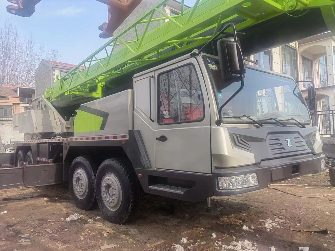 Продажа подержанных грузовых кранов Zoomlion ZTC700V с массой 70 тонн. Подъем груза от другого двигателя