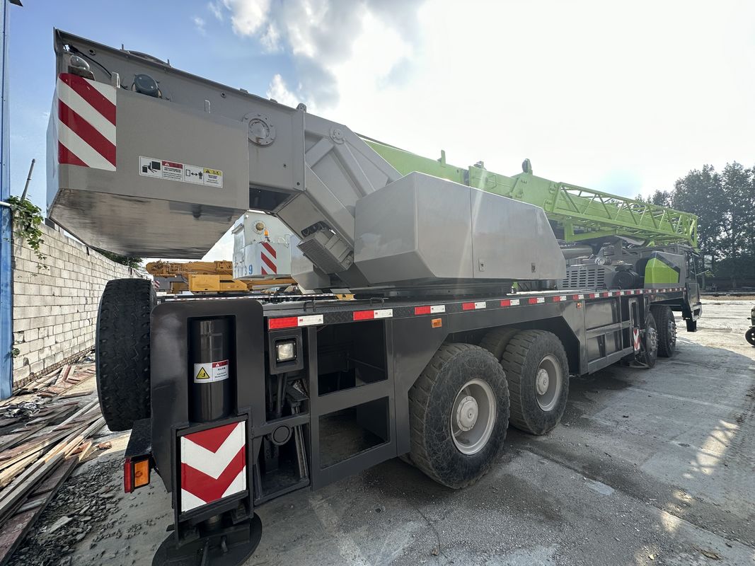 Телескопический прямой бум кран 50 тонн 55 тонн ZTC550 Подержанный грузовик-кран с небольшим весом