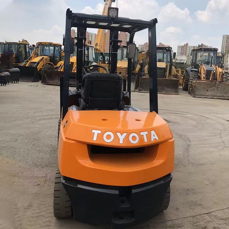 2WD 4WD 3 тонны Toyota использованный вилочный погрузчик с 2-ступенчатой мачтой и 24V вилочный погрузчик вращающиеся вилки
