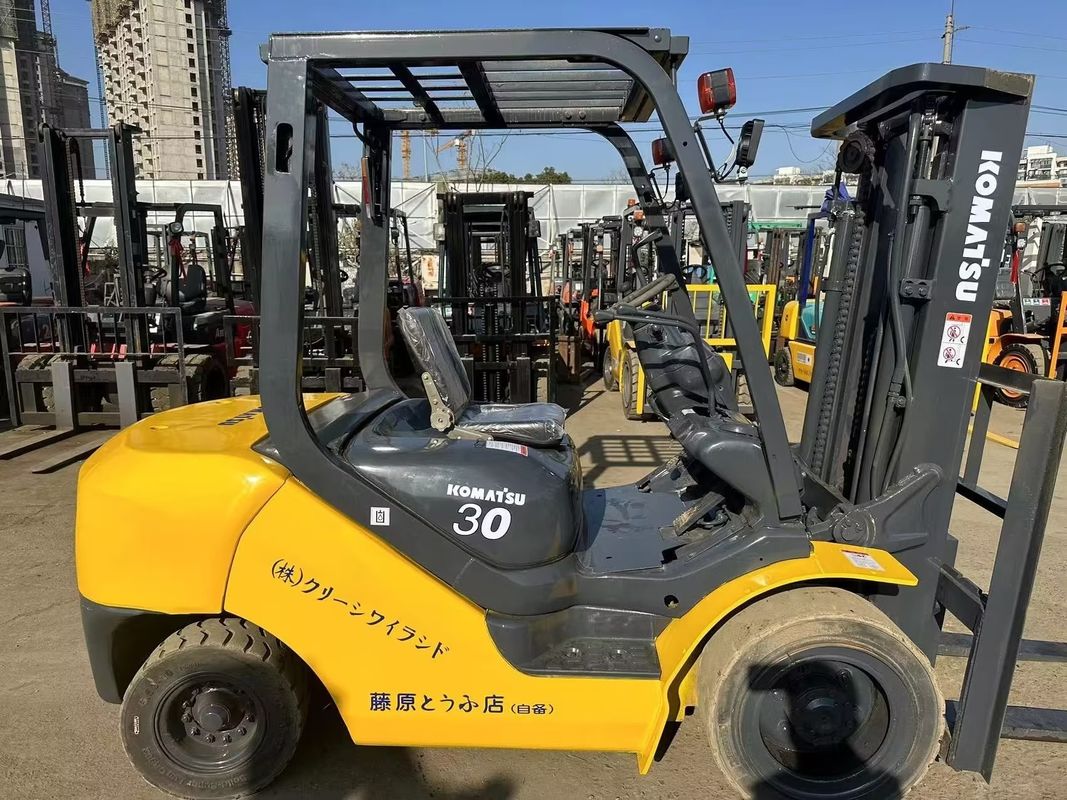 Подержанный японский вилочный погрузчик Komatsu FD30 3T с дизельным двигателем с низким расходом топлива