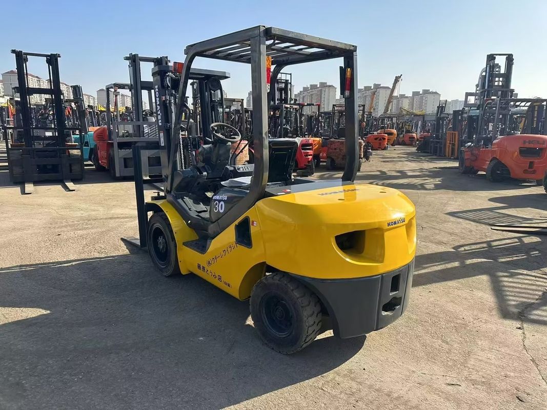 Подержанный японский вилочный погрузчик Komatsu FD30 3T с дизельным двигателем с низким расходом топлива
