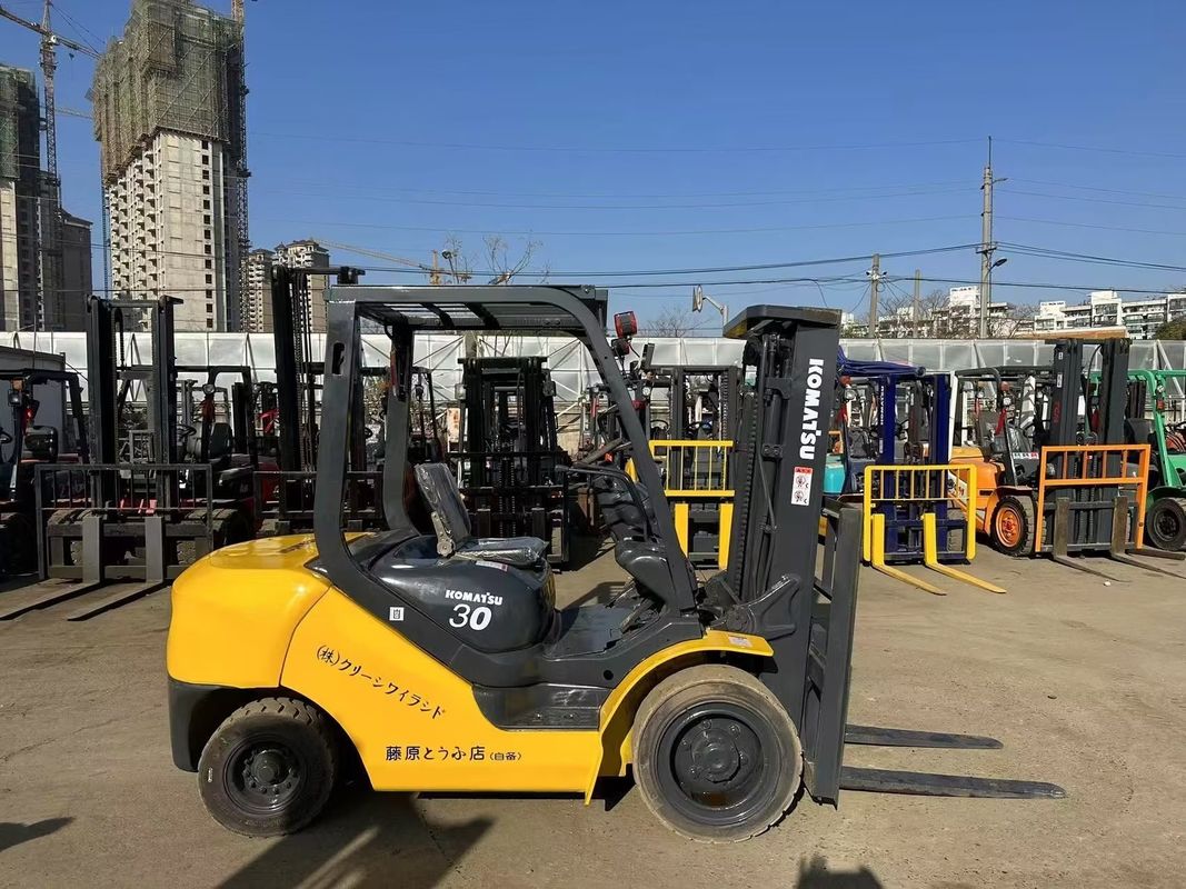 Подержанный японский вилочный погрузчик Komatsu FD30 3T с дизельным двигателем с низким расходом топлива