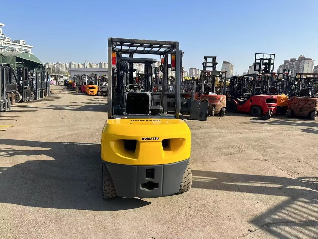 Подержанный японский вилочный погрузчик Komatsu FD30 3T с дизельным двигателем с низким расходом топлива