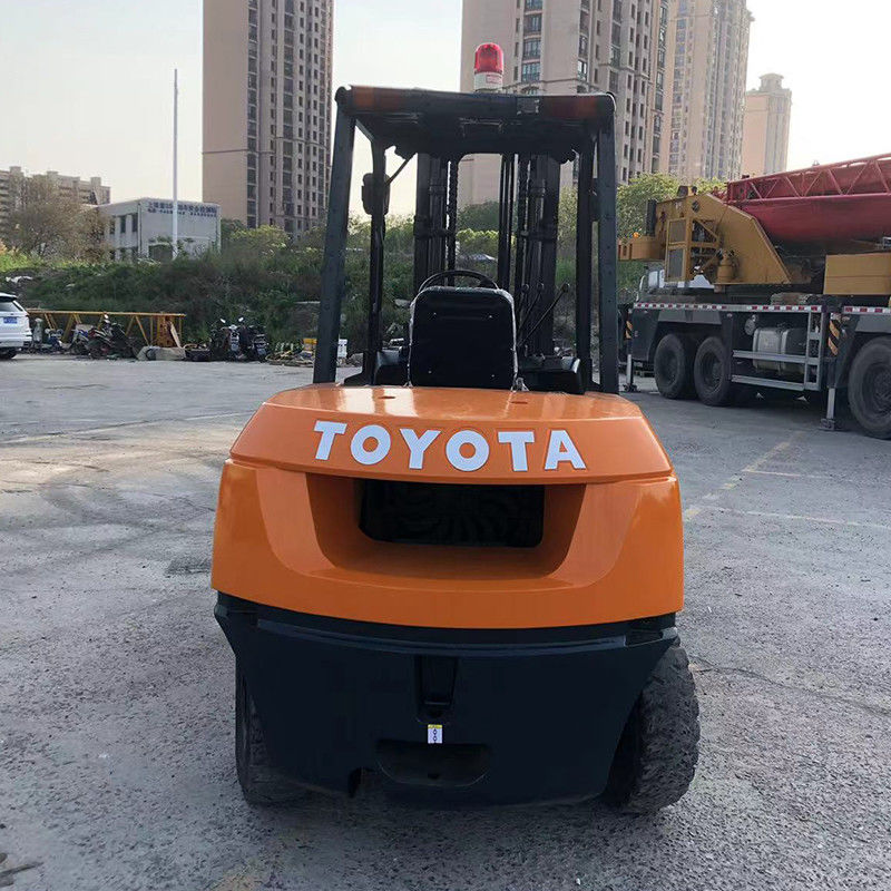 Использованный 5-тонный дизельный вилочный погрузчик с автоматической коробкой передач 4-х колесным приводом и шириной вилки 125