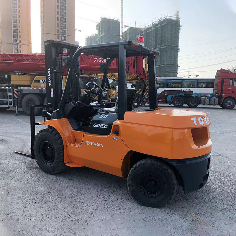 Использованный 5-тонный дизельный вилочный погрузчик с автоматической коробкой передач 4-х колесным приводом и шириной вилки 125