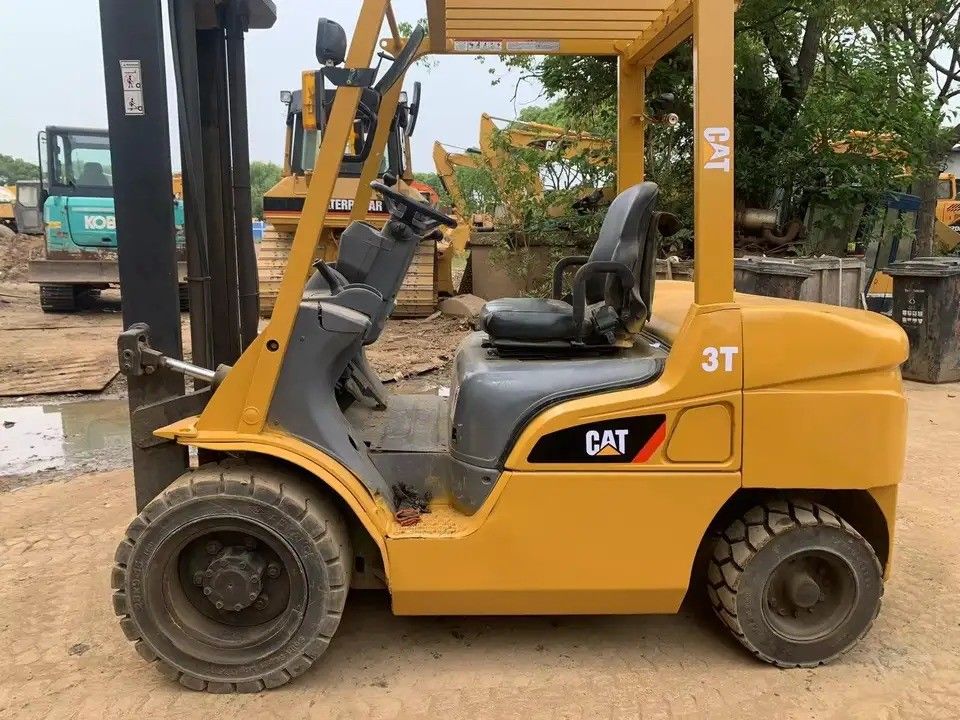 Подержанные 3-тонные подъемные инструменты CAT FD30 дизельные вилочные погрузчики, подходящие для тяжелых работ