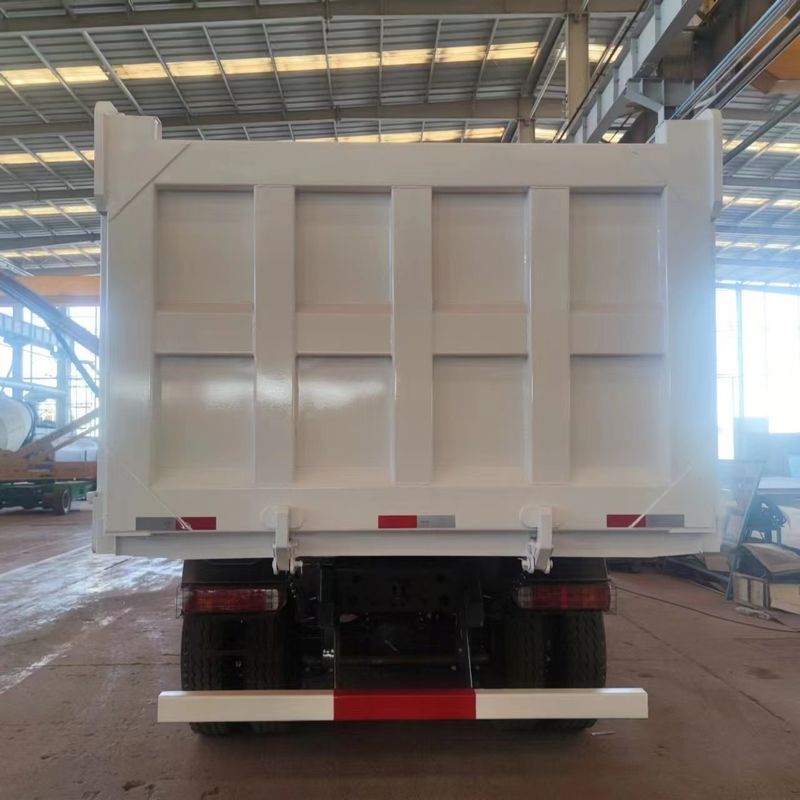 Howo 8x4 LHD Dump Tipper Truck с максимальным крутящим моментом 500-1000Nm и мощностью двигателя 6-8L