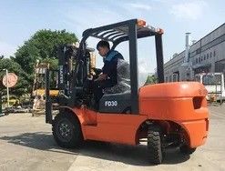 Дизельный вилочный погрузчик FD30 весом 4300 кг и шириной вилки 125 мм с двигателем Isuzu