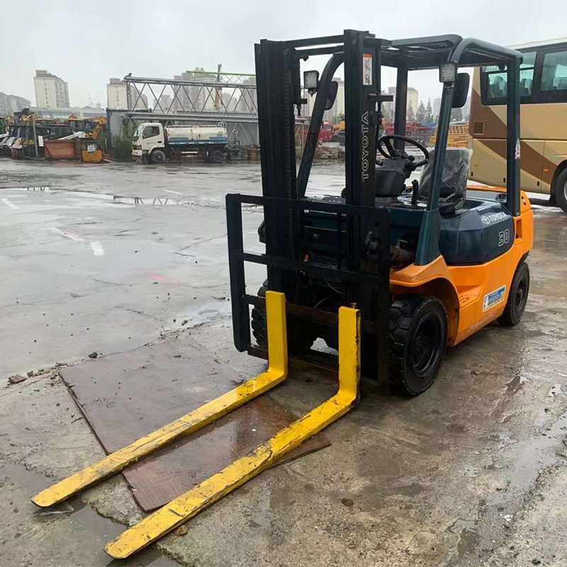 2012 Подержанный бензиновый вилочный погрузчик поднимает 3 тонны в ОАЭ с боковым и 4-колесным приводом