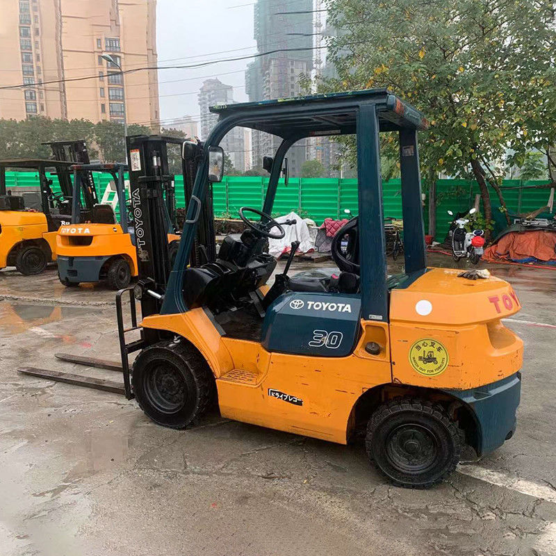 2012 Подержанный бензиновый вилочный погрузчик поднимает 3 тонны в ОАЭ с боковым и 4-колесным приводом