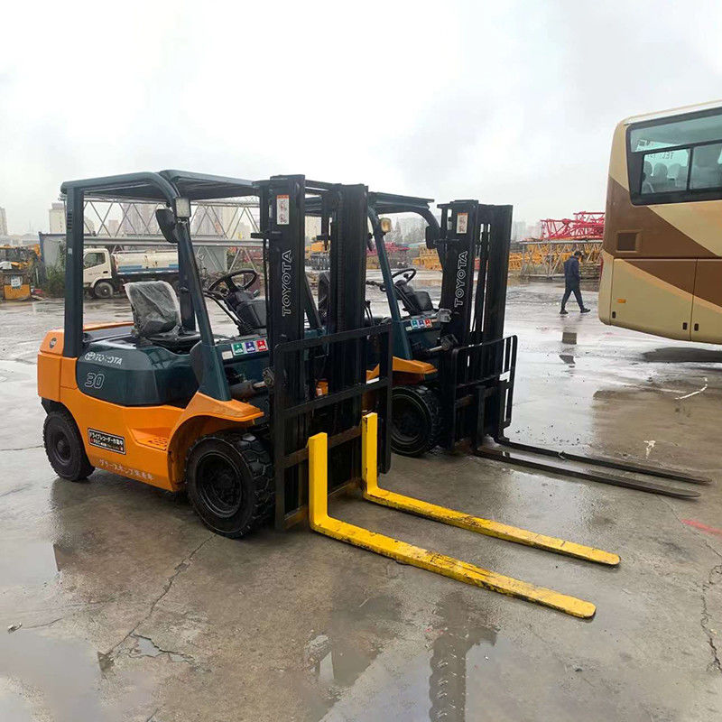 2012 Подержанный бензиновый вилочный погрузчик поднимает 3 тонны в ОАЭ с боковым и 4-колесным приводом