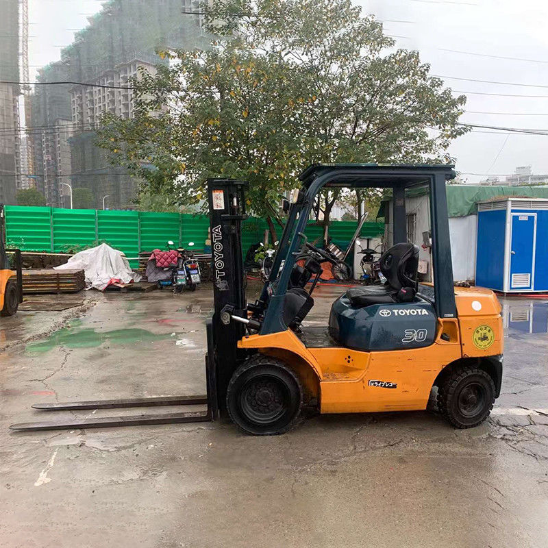 2012 Подержанный бензиновый вилочный погрузчик поднимает 3 тонны в ОАЭ с боковым и 4-колесным приводом