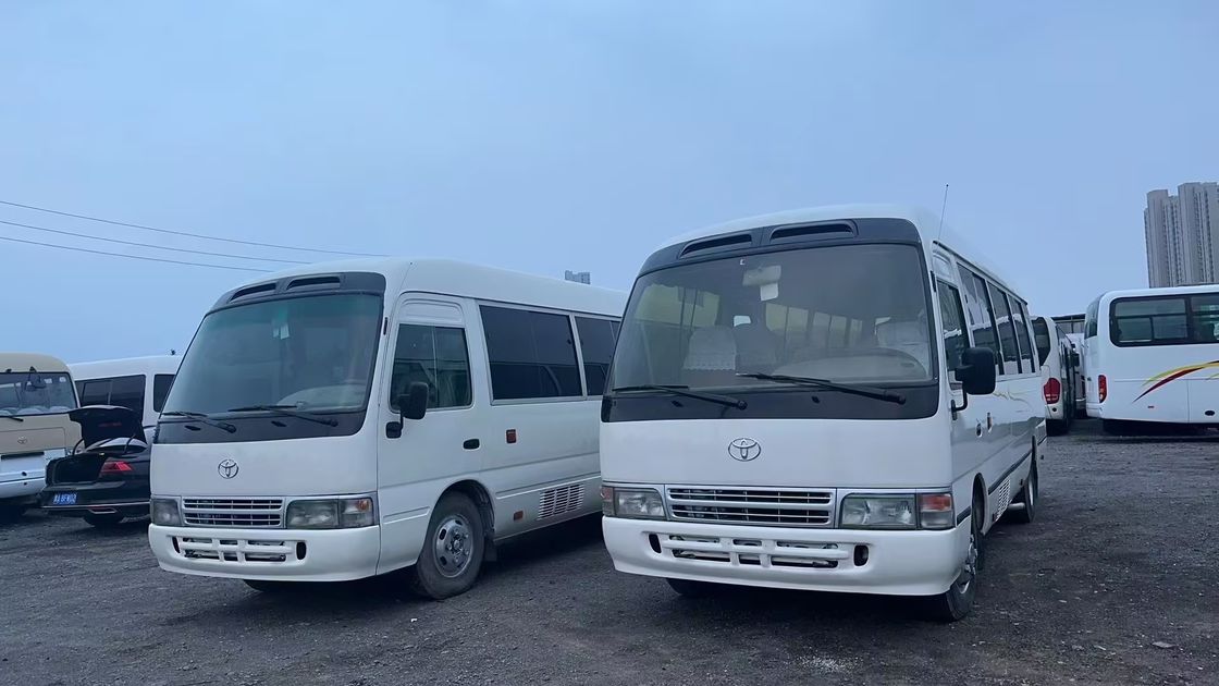 Самый высокооцененный левоуправляемый автобус Toyota Coaster с шинами 9.00R20 и двигателем емкостью 4 л