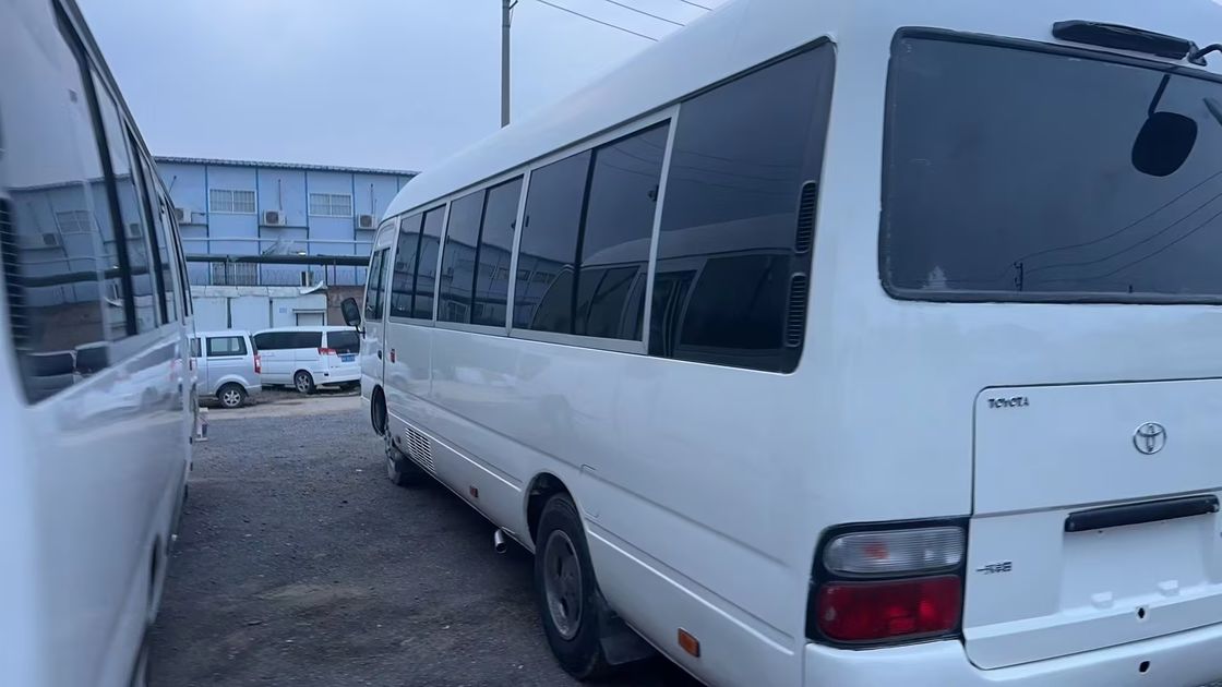 Самый высокооцененный левоуправляемый автобус Toyota Coaster с шинами 9.00R20 и двигателем емкостью 4 л
