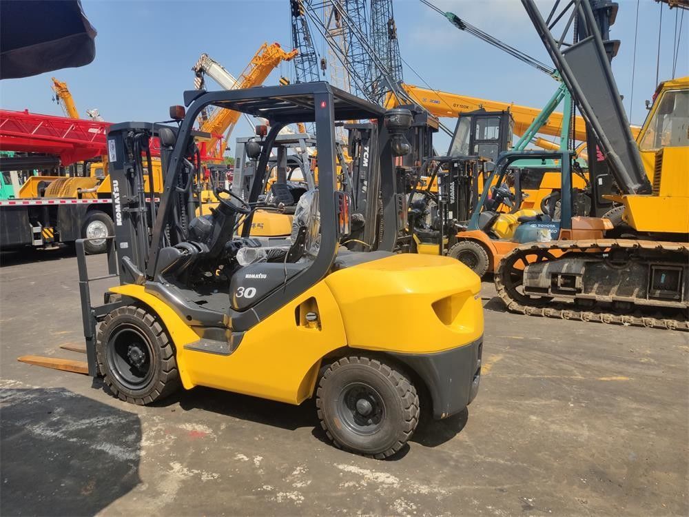 3000 кг. Подъемные инструменты В хорошем состоянии Вилочная погрузка Komatsu для Вашего бизнеса
