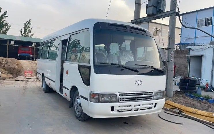 Доступный левоуправляемый автобус Toyota Coaster с шинами 9.00R20 и мощностью 113/5200