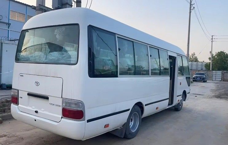 Доступный левоуправляемый автобус Toyota Coaster с шинами 9.00R20 и мощностью 113/5200
