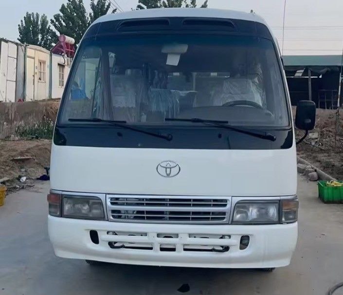 Доступный левоуправляемый автобус Toyota Coaster с шинами 9.00R20 и мощностью 113/5200