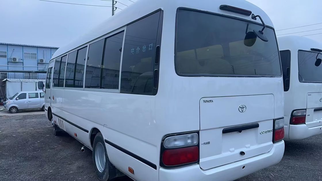 Автобус Toyota Coaster с левым приводом с шинами 9.00R20 и двигателем емкостью 4 л