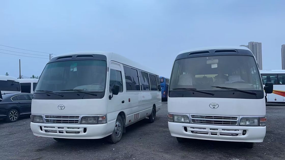 Автобус Toyota Coaster с левым приводом с шинами 9.00R20 и двигателем емкостью 4 л