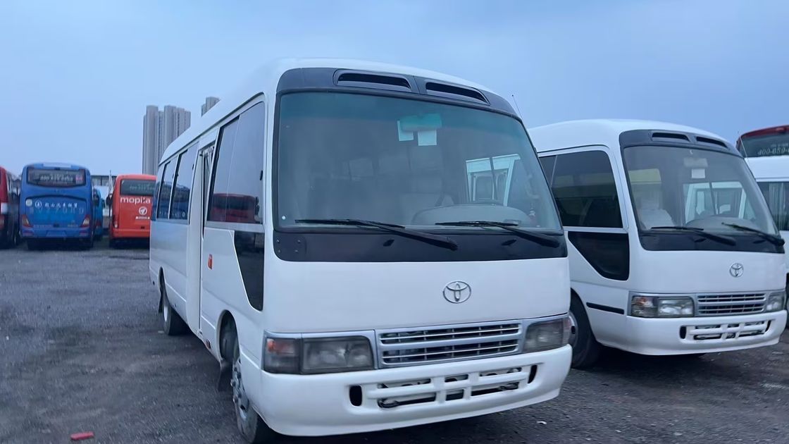 Автобус Toyota Coaster с левым приводом с шинами 9.00R20 и двигателем емкостью 4 л