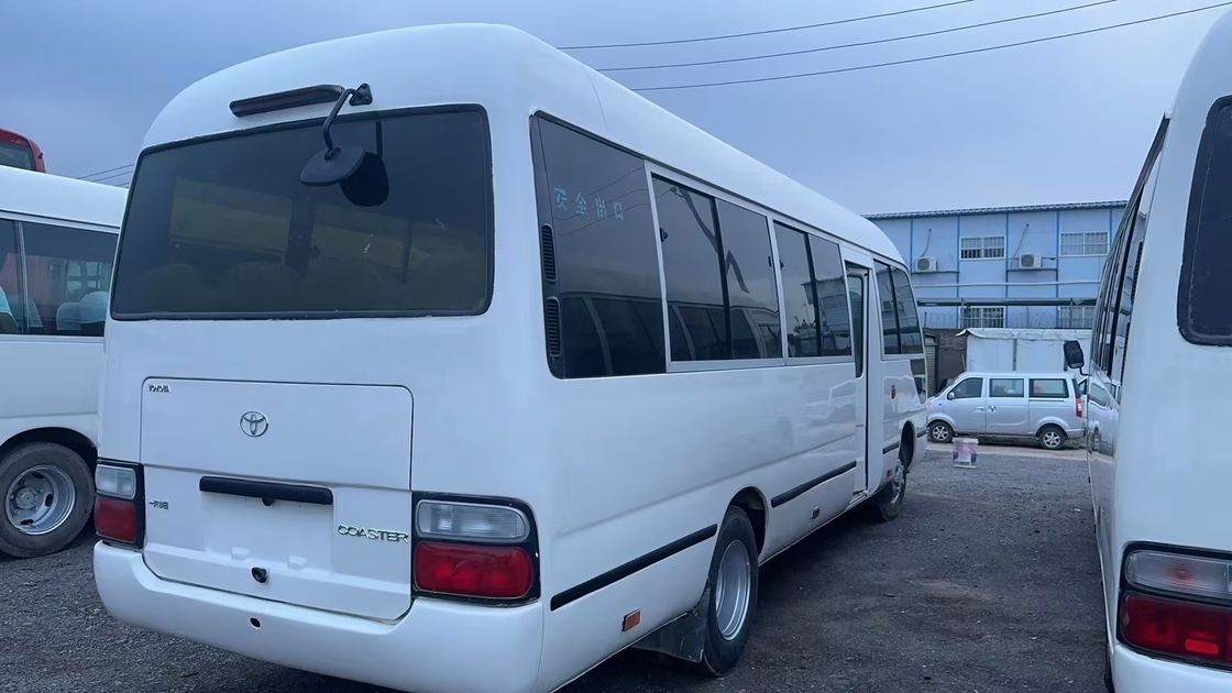 Автобус Toyota Coaster с левым приводом с шинами 9.00R20 и двигателем емкостью 4 л