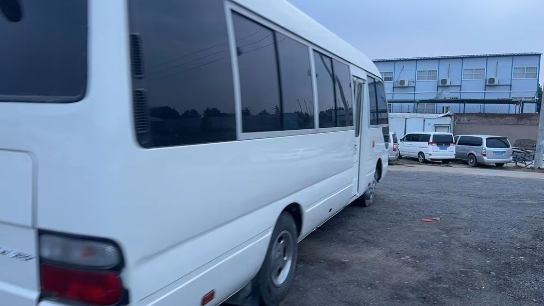 Автобус Toyota Coaster с левым приводом с шинами 9.00R20 и двигателем емкостью 4 л
