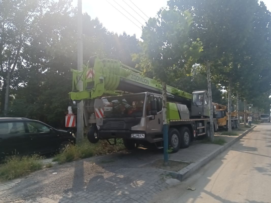 Использованный машинный кран Тип телескопический прямой бум кран 50 тонн 55 тонн грузовик кран Zoomlion
