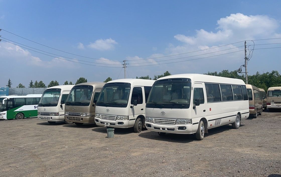 Автобус Toyota Coaster с левым приводом 26 мест и 30 мест Мини-автобус с двигателем вместимостью 4 л