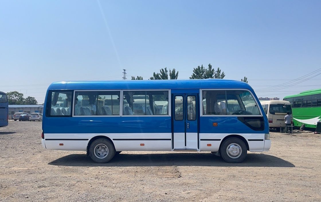 Подержанный автобус Toyota Coaster Diesel 30 мест для удовлетворения потребностей клиентов