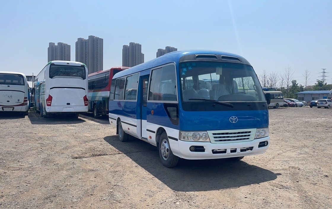 Подержанный автобус Toyota Coaster Diesel 30 мест для удовлетворения потребностей клиентов