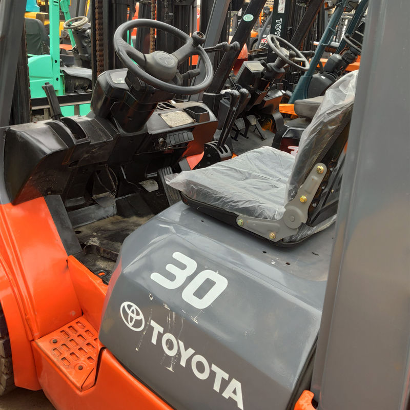 Подержанный 3-тонный дизельный вилочный погрузчик FD30 Toyota с оригинальным цветом и рабочими часами 2001-4000