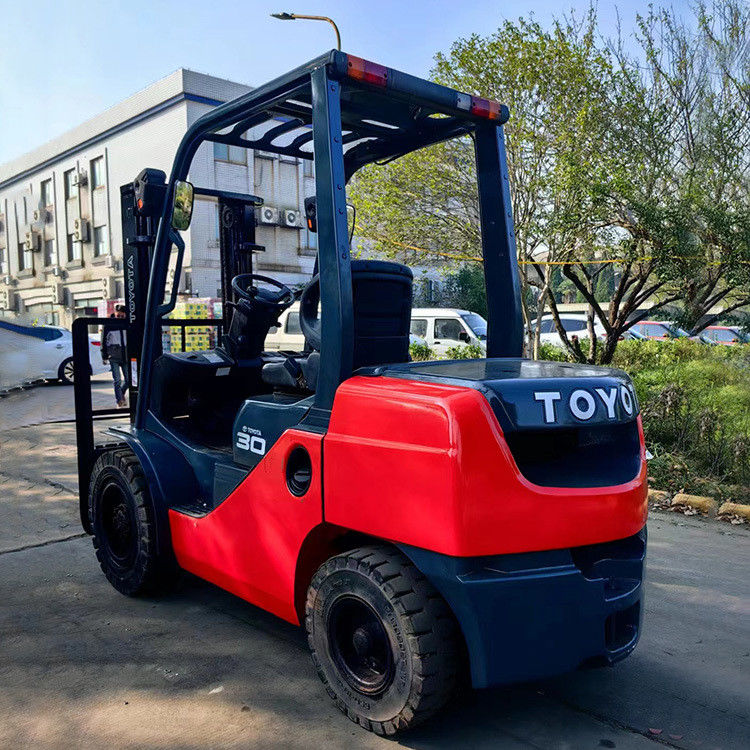 Мощный и доступный 8F30 3-тонный дизельный вилочный погрузчик Toyota для строительных работ