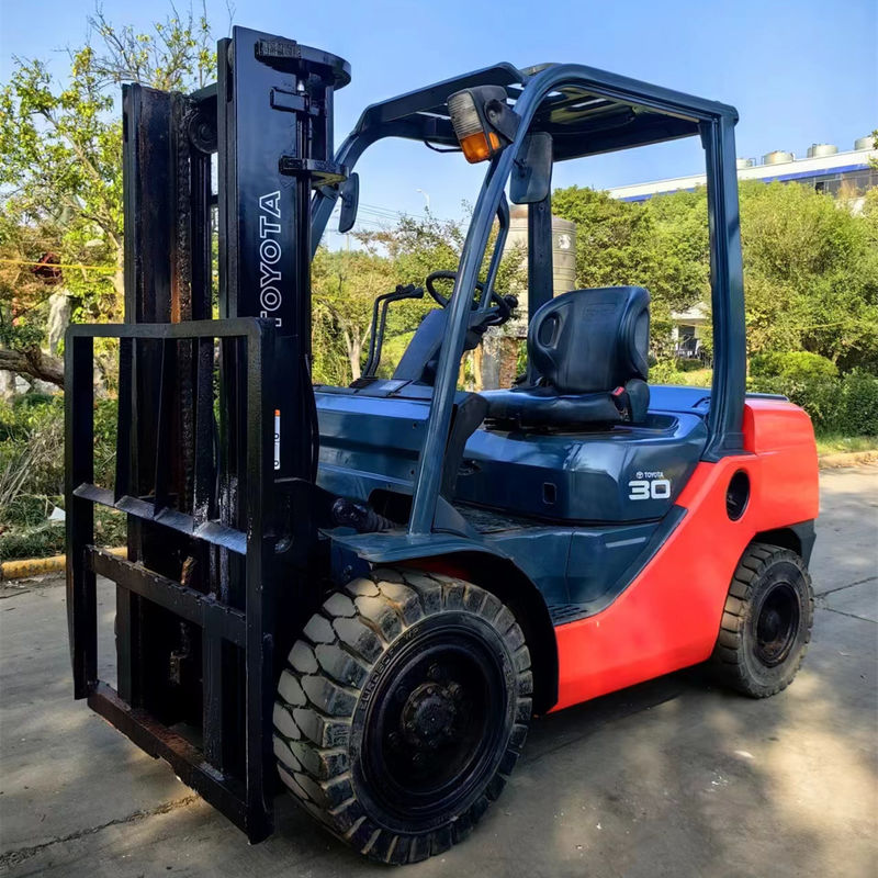 Мощный и доступный 8F30 3-тонный дизельный вилочный погрузчик Toyota для строительных работ