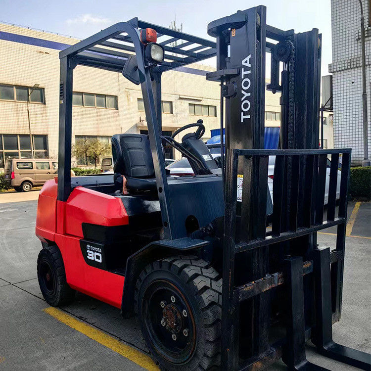 Мощный и доступный 8F30 3-тонный дизельный вилочный погрузчик Toyota для строительных работ