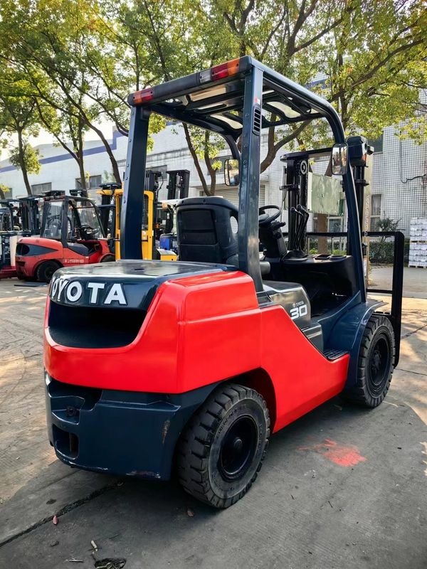 Мощный и доступный 8F30 3-тонный дизельный вилочный погрузчик Toyota для строительных работ