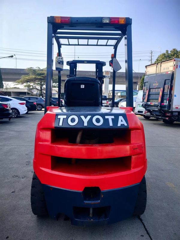 Ручные вилочные погрузчики Toyota с дизельным двигателем весом 3 тонны с оригинальным цветом и высотой подъема 3 м.