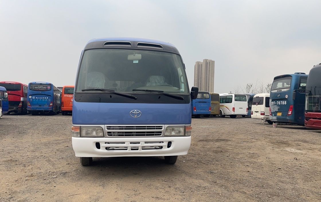 Автобус с левой ручной коробкой передач типа Toyota Coaster Bus Дизельный подержанный автобус с 30 местами