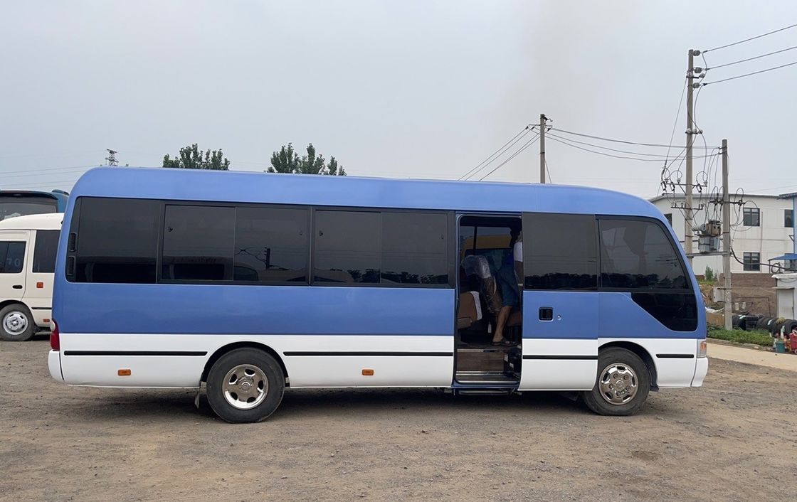 Автобус с левой ручной коробкой передач типа Toyota Coaster Bus Дизельный подержанный автобус с 30 местами