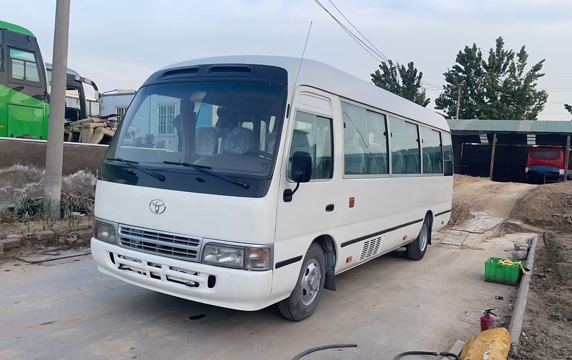 Хорошее состояние 30 мест подержанный автобус Toyota Coaster с LHD рулевым управлением и роскошными функциями