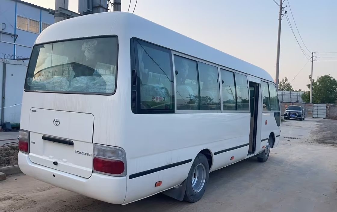 Хорошее состояние 30 мест подержанный автобус Toyota Coaster с LHD рулевым управлением и роскошными функциями