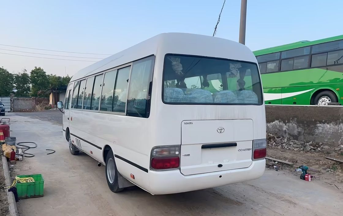 Хорошее состояние 30 мест подержанный автобус Toyota Coaster с LHD рулевым управлением и роскошными функциями